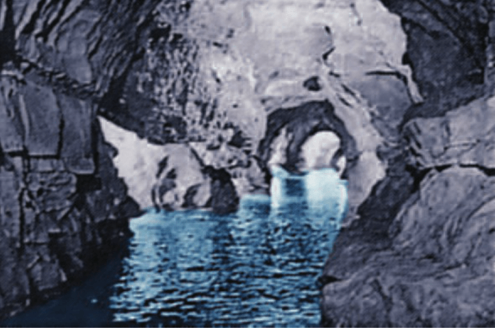 Hinh 9.2. Hang động-kết quả của sự hòa tan đá vôi do nước